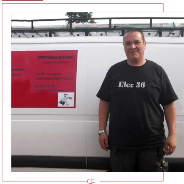 Homme souriant devant une camionnette blanche, portant un t-shirt Elec 36 à Buxières-d'Aillac près de Châteauroux dans l'Indre 36